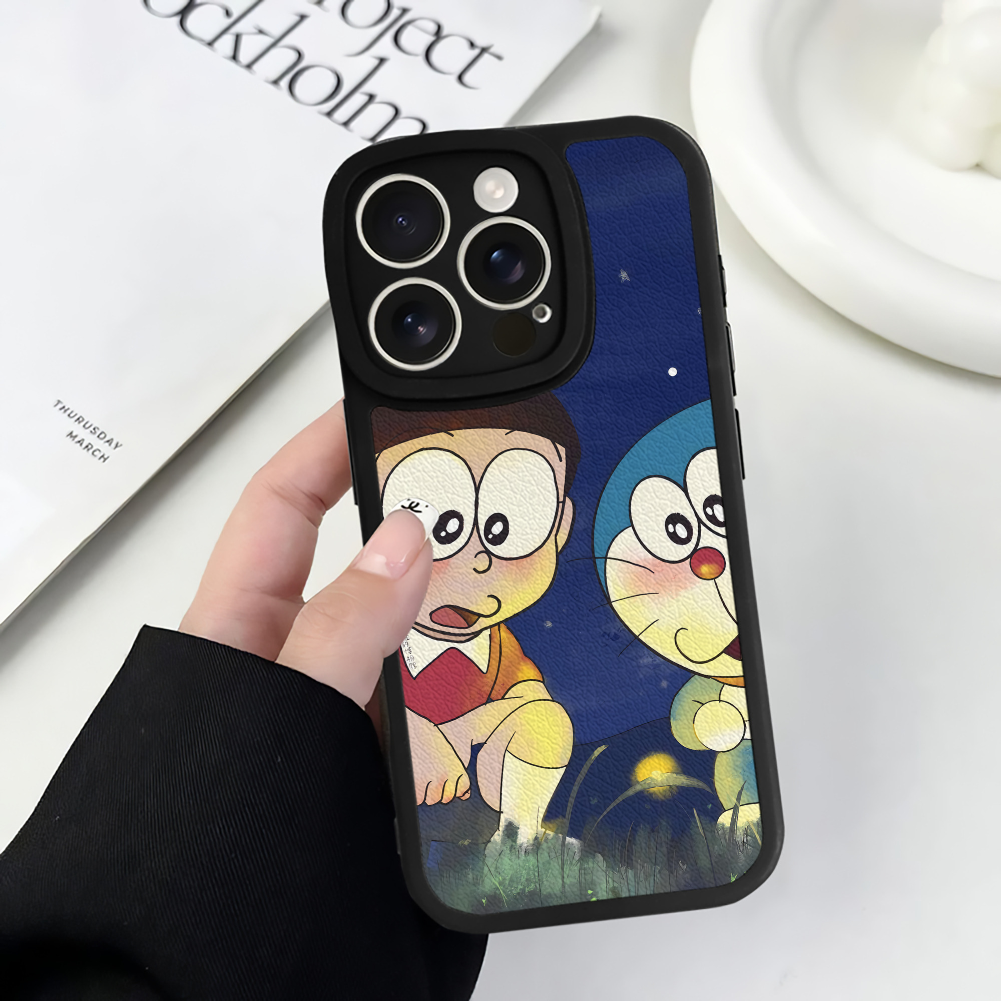 （画像用） ドラえもん Doraemon 【iPhone 16シリーズ対応】シリコンスマホケース（レザー調） 材質：シリコン